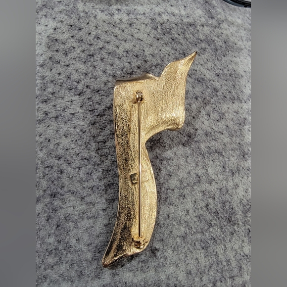 Elegant Gold Ribbon Brooch. - Picture 2 of 2